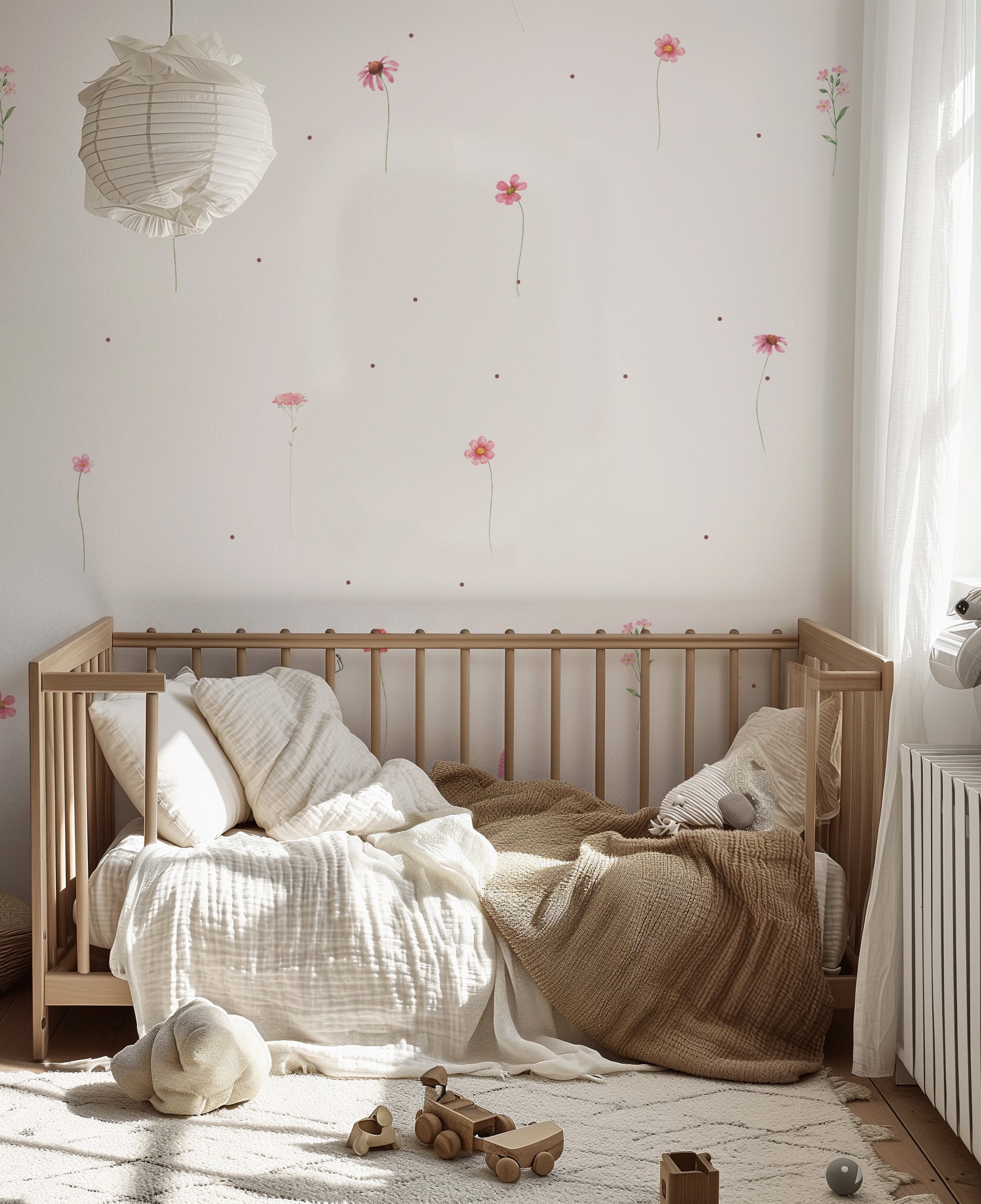 Pokój niemowlaka z tapetą Różowa Łączka na Groszkach