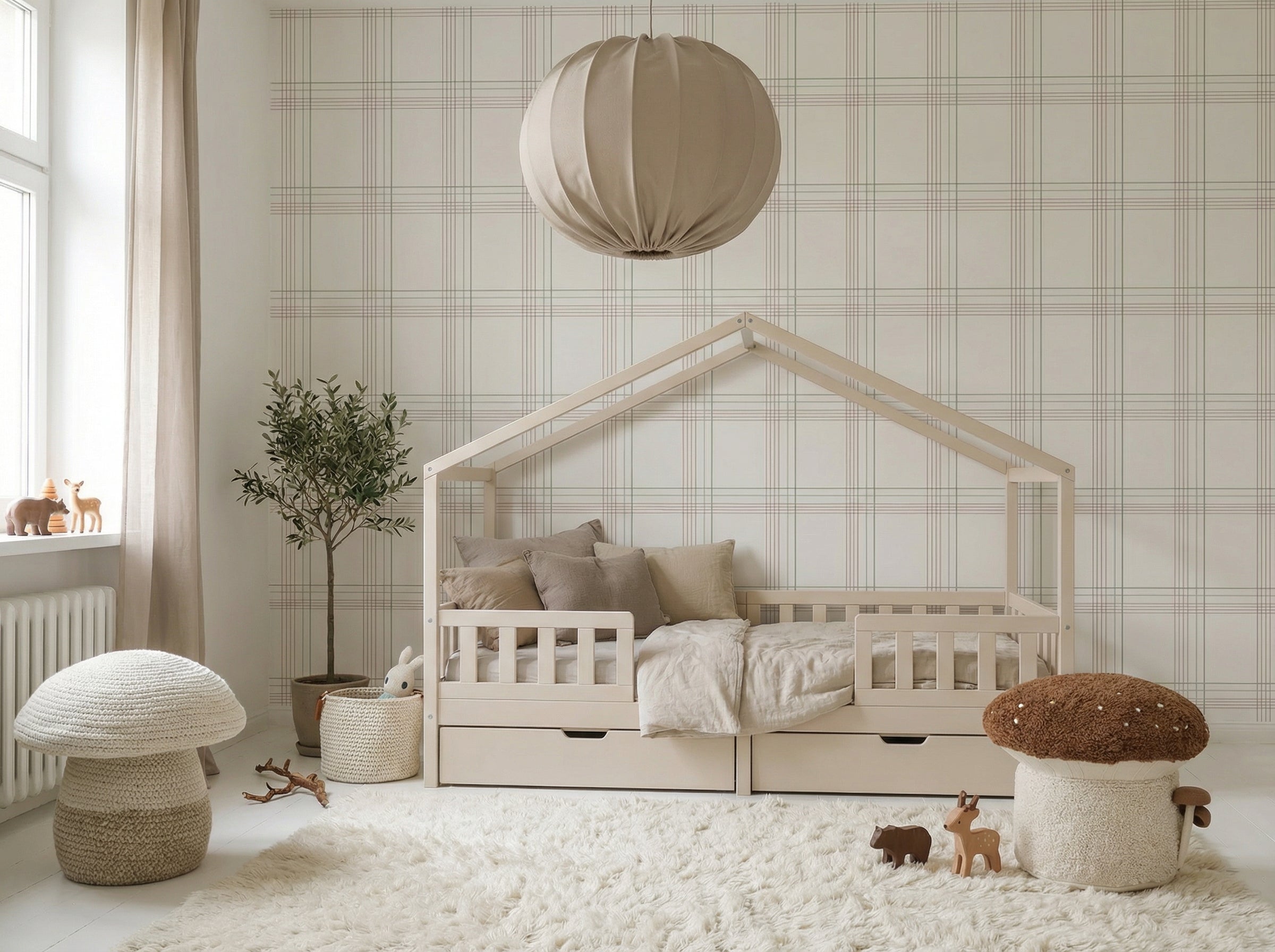 Aranżacja pokoju chłopca z tapetą w kratę oraz łóżkiem domek