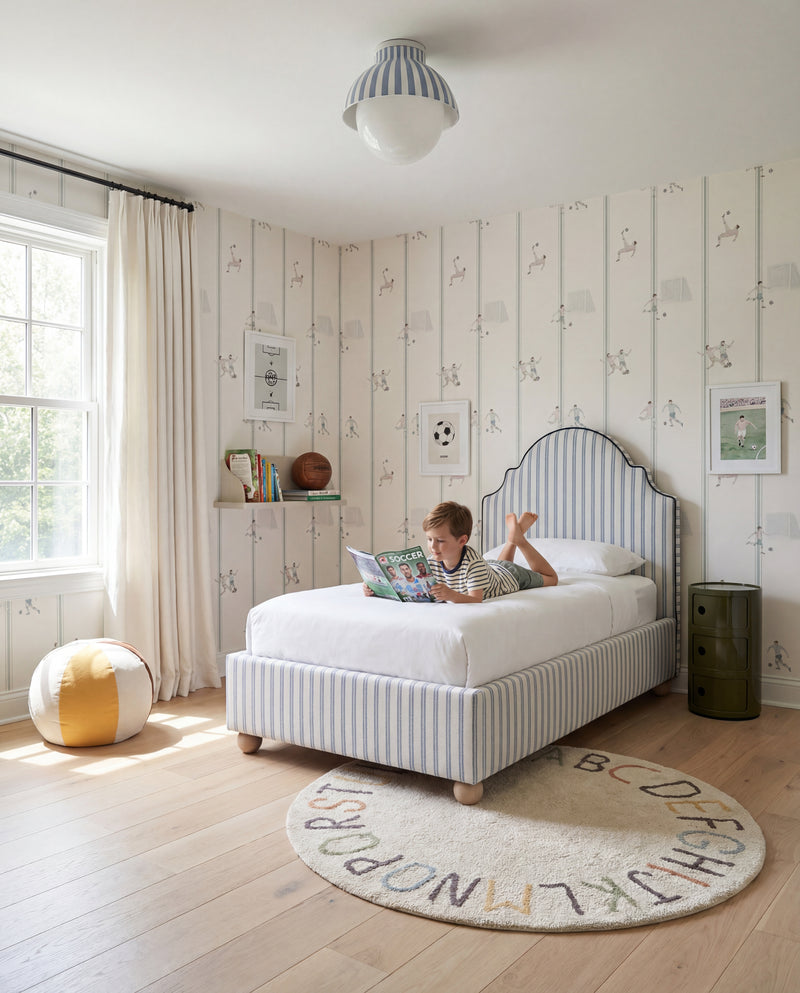 Aranżacja pokoju chłopca z tapetą piłkarską