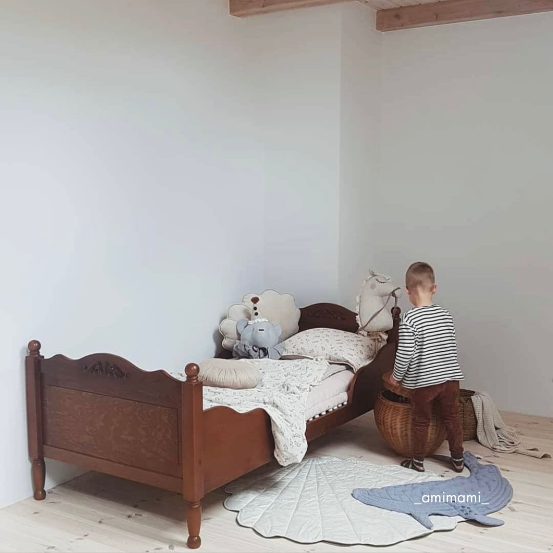 Łóżko dziecięce RETRO VINTAGE z ornamentem i rzeźbionymi nóżkami