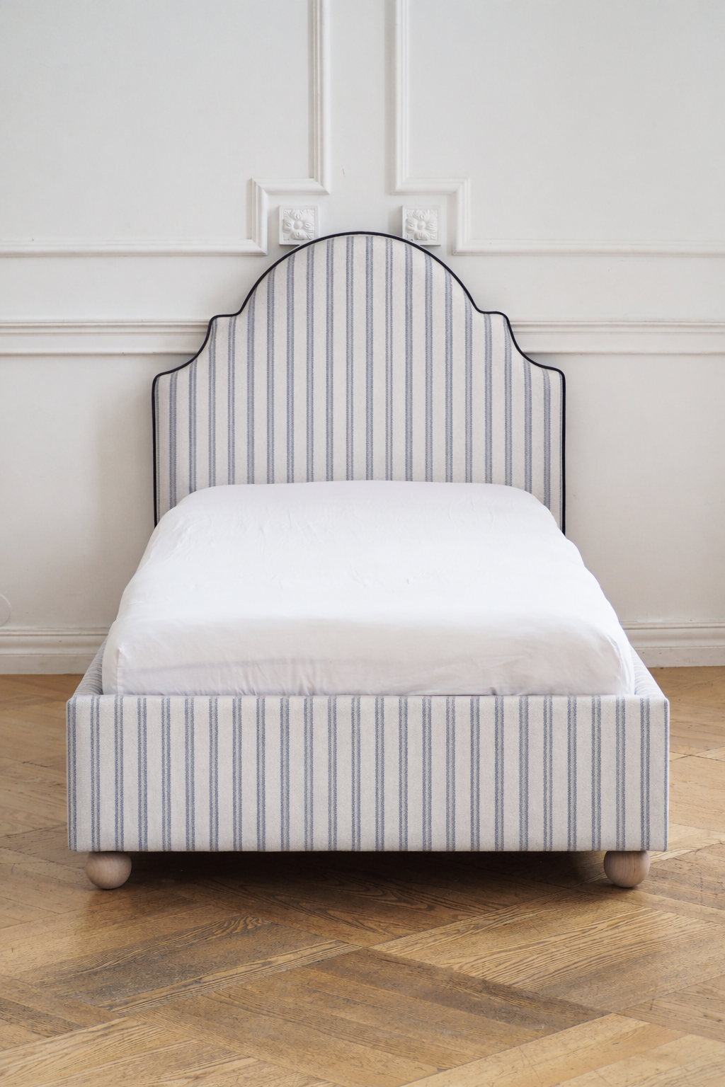 Łóżko tapicerowane Emma - tkanina w paski