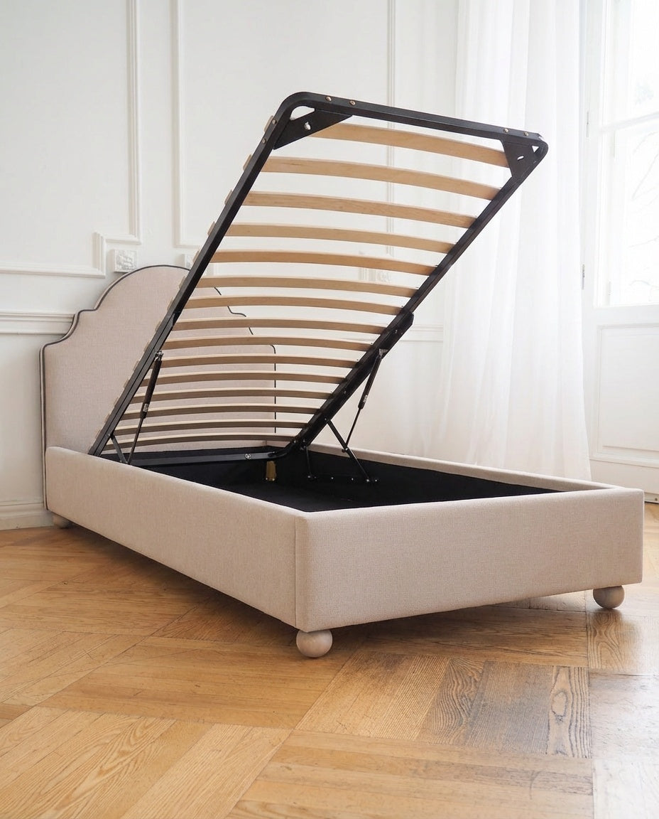 Łóżko Emma z otwartym pojemnikiem na pościel — materiałowy schowek pod stelażem metalowym na kołdry i pościel